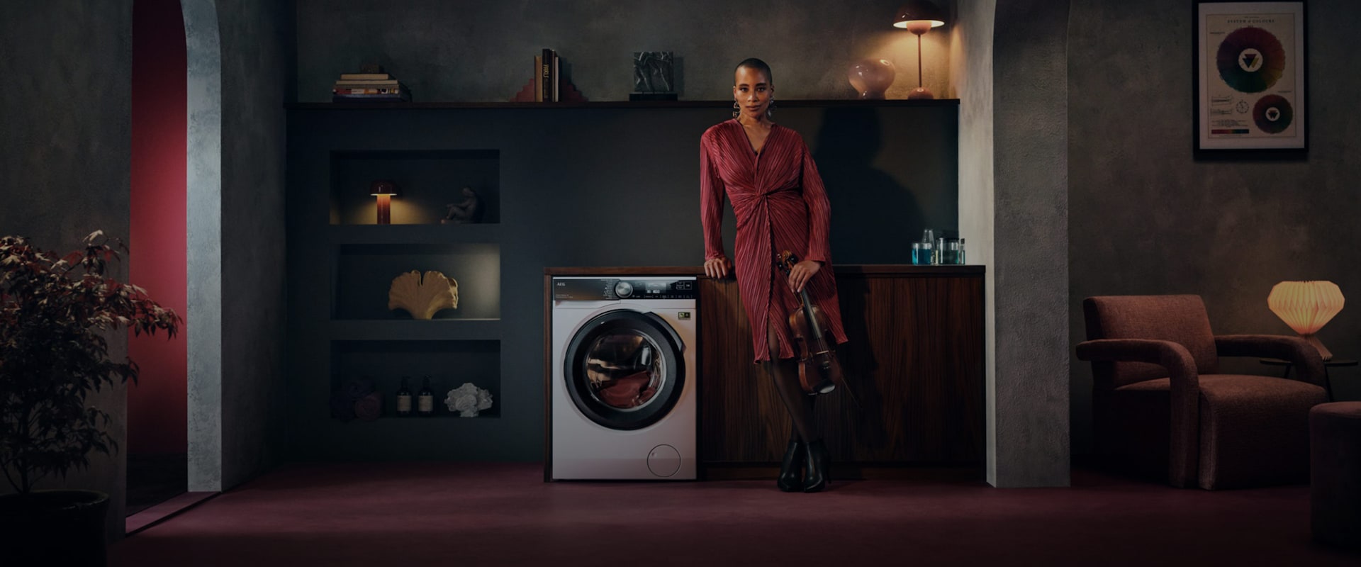 Kvinde stående foran en vaskemaskine